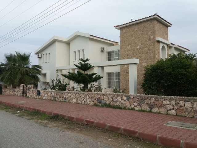 Girne Lapta'da kiralık villa