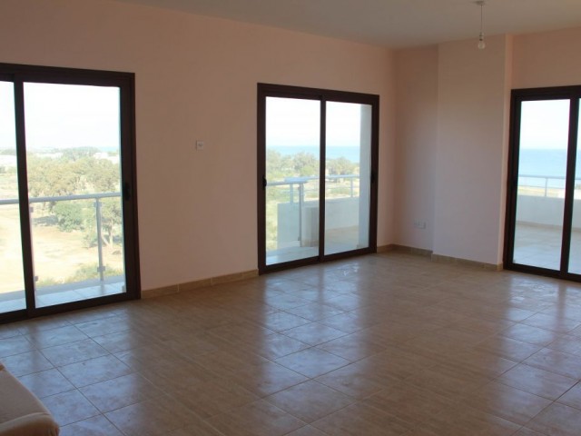 3+1 Penthouse zu verkaufen in Famagusta Gülseren Area mit Meerblick