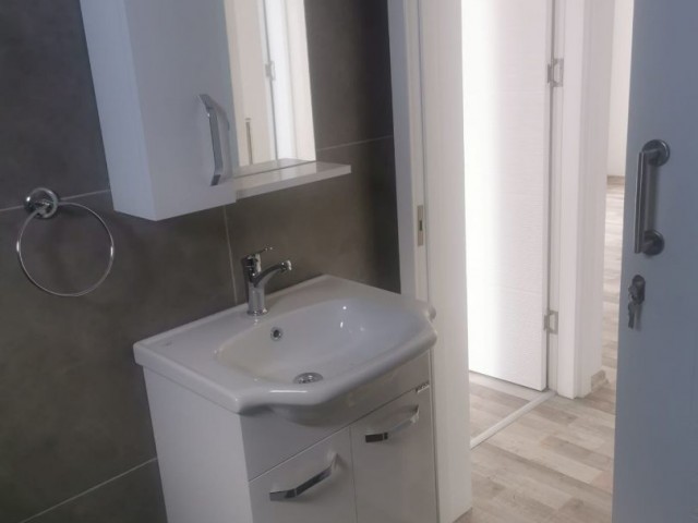 2 SCHLAFZIMMER WOHNUNG ZU VERKAUFEN IN FAMAGUSTA *** £65. 000 ***