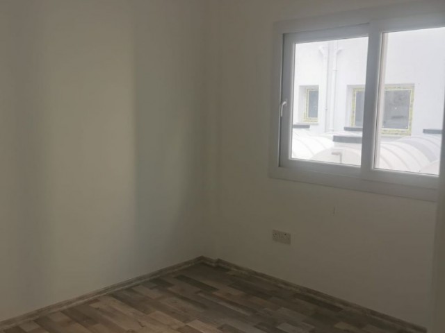 2 SCHLAFZIMMER WOHNUNG ZU VERKAUFEN IN FAMAGUSTA *** £65. 000 ***