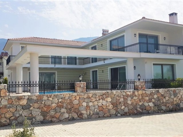 Girne Alsancak'ta 4+2 Modern Villa  Satılık 