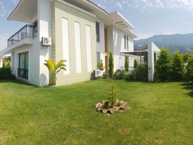 Girne Alsancak'ta 4+2 Modern Villa  Satılık 