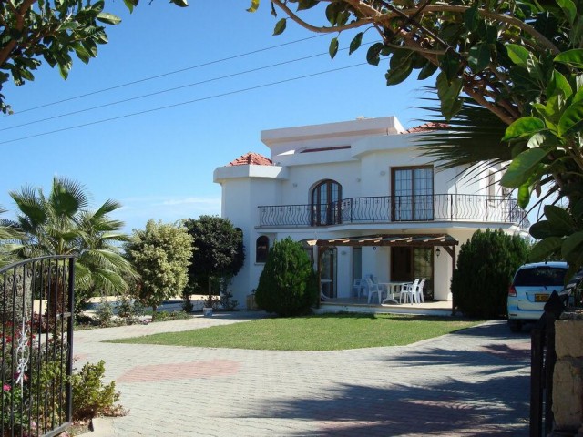 Girne Alsancak'ta 3+1 Villa Satılık 