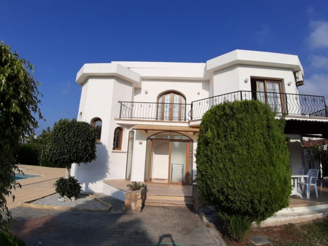 Girne Alsancak'ta 3+1 Villa Satılık 