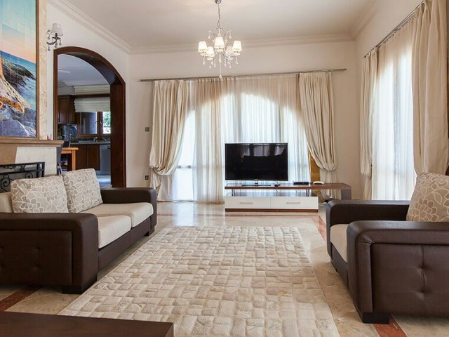 Alsancak 3+1 Havuzlu Villa Satılık 