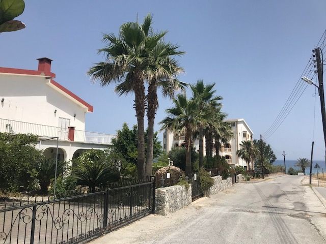 GROßE FREISTEHENDE VILLA MIT GARTEN ZUM VERKAUF IN DER NÄHE DES MEERES IN KYRENIA KARAOGLANOGLU ** 