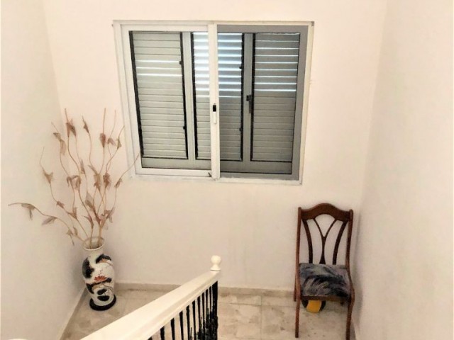 GROßE FREISTEHENDE VILLA MIT GARTEN ZUM VERKAUF IN DER NÄHE DES MEERES IN KYRENIA KARAOGLANOGLU ** 