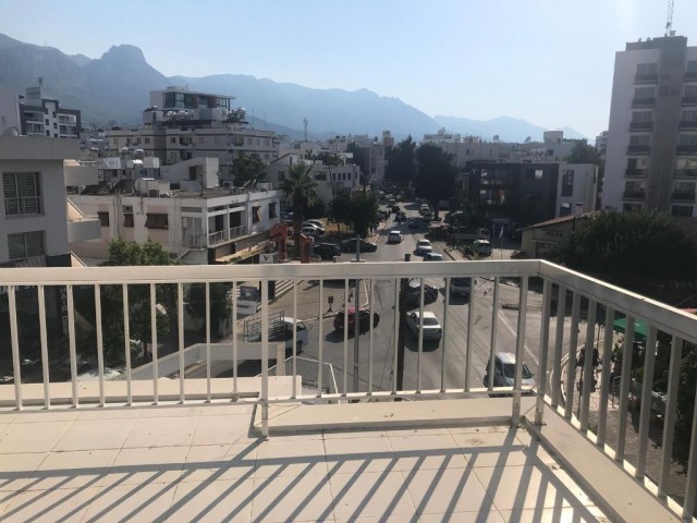 Penthouse zum Verkauf mit großer Terrasse mit 2 Schlafzimmern im Zentrum von Kyrenia ** 