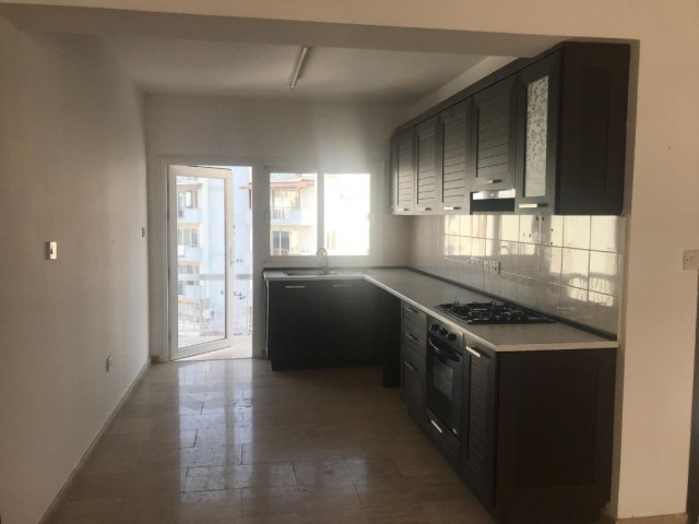 Girne merkezde 2 yatak odalı geniş teraslı satılık penthouse