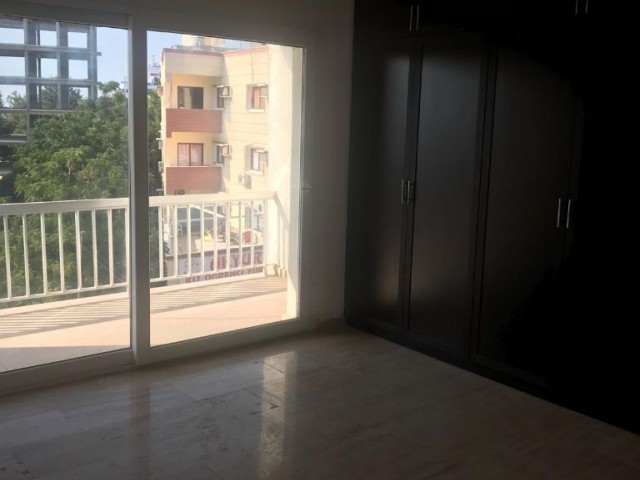 Girne merkezde 2 yatak odalı geniş teraslı satılık penthouse