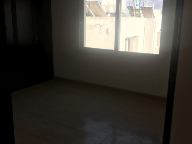 Girne merkezde 2 yatak odalı geniş teraslı satılık penthouse