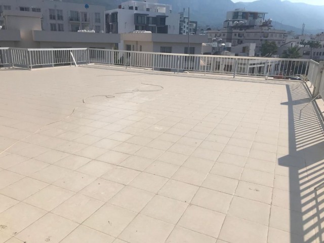 Penthouse zum Verkauf mit großer Terrasse mit 2 Schlafzimmern im Zentrum von Kyrenia ** 