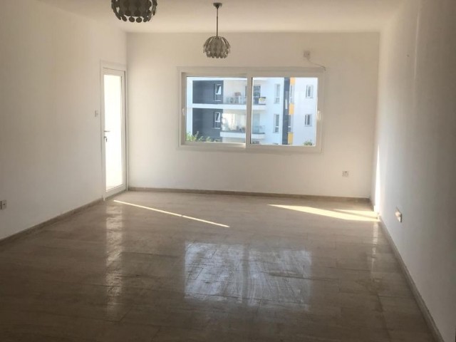 Girne merkezde 2 yatak odalı geniş teraslı satılık penthouse