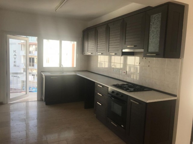 Girne merkezde 2 yatak odalı geniş teraslı satılık penthouse