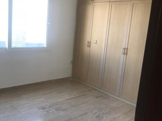 Girne merkezde 4 yatak odalı satılık Türk Koçanlı daire