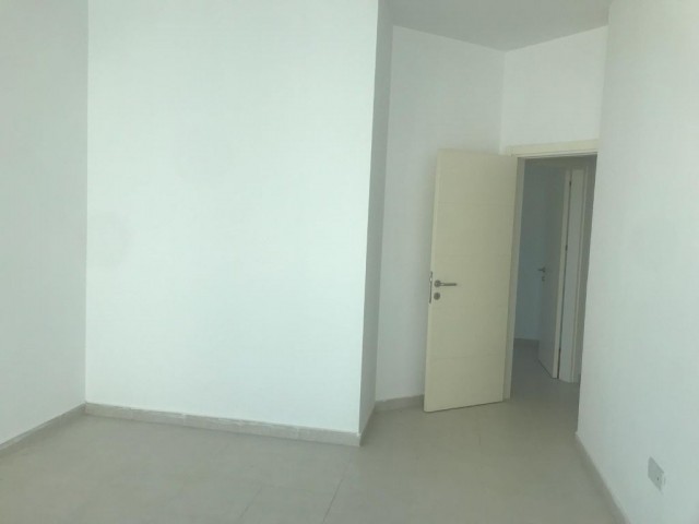 Girne Merkez"de modern yapılı bahçeli lüx 2+1 apartman dairesi 