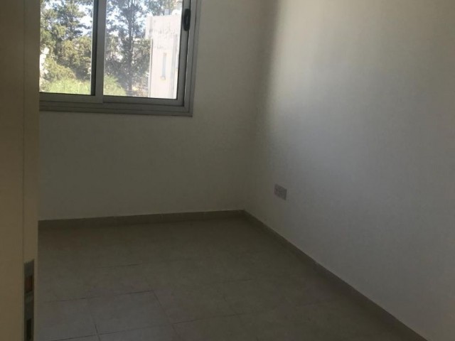 Girne Merkez"de modern yapılı bahçeli lüx 2+1 apartman dairesi 