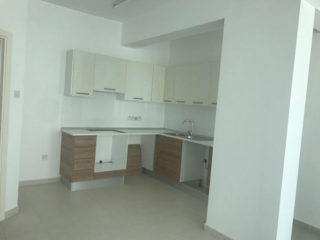 Girne Merkez"de modern yapılı bahçeli lüx 2+1 apartman dairesi 