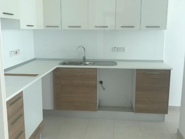 Girne Merkez"de modern yapılı bahçeli lüx 2+1 apartman dairesi 