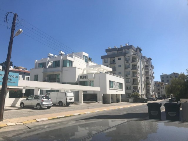 Girne Merkez"de modern yapılı bahçeli lüx 2+1 apartman dairesi 