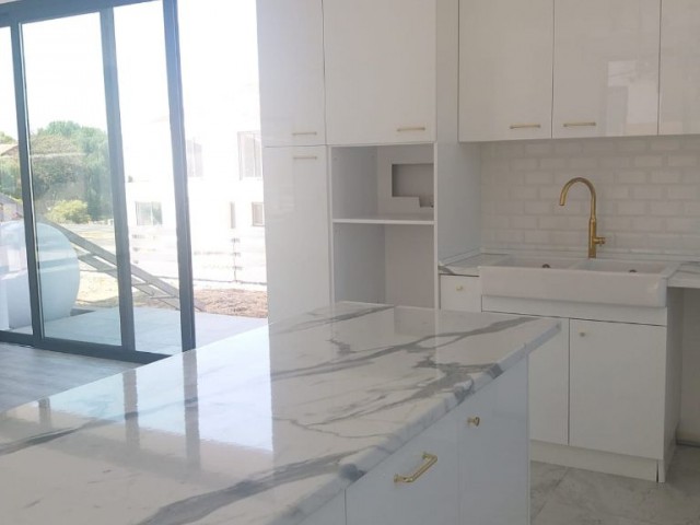 Girne Alsancak’ta 3+1 dağ ve deniz manzaralı satılık havuzlu lüx villa