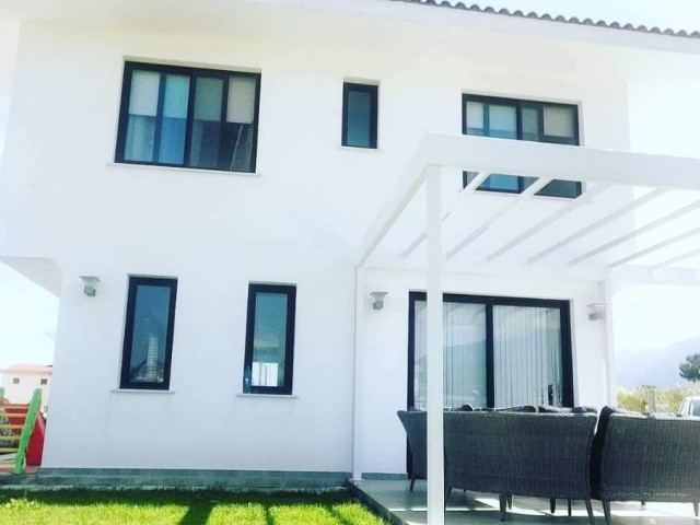 Girne Alsancak’ta 3+1 dağ ve deniz manzaralı satılık havuzlu lüx villa