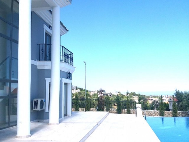 Girne Bellapais'te 3+2 lüx süper manzaralı havuzlu villa