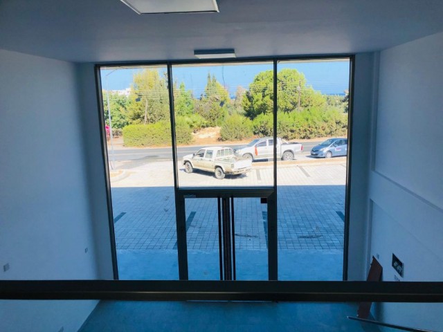 Yeni, ana yol üzerinde kiralık dükkan ve ofis yeri yeni PLAZA’DA Alsancakta, Girne.