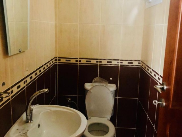 Girne Merkez Jasmine Court bölgesinde güzel deniz manzaralı 3 + 1 kiralık daire.  Akdeniz'e sadece 50m