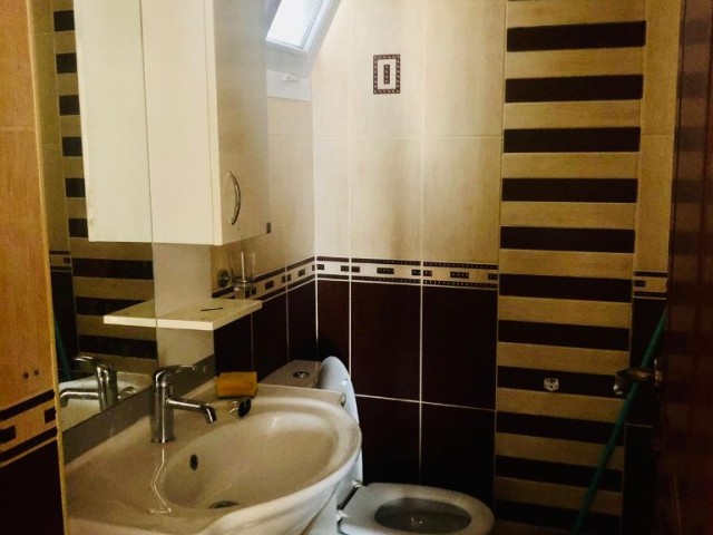 Girne Merkez Jasmine Court bölgesinde güzel deniz manzaralı 3 + 1 kiralık daire.  Akdeniz'e sadece 50m