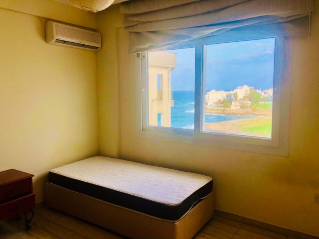 Girne Merkez Jasmine Court bölgesinde güzel deniz manzaralı 3 + 1 kiralık daire.  Akdeniz'e sadece 50m