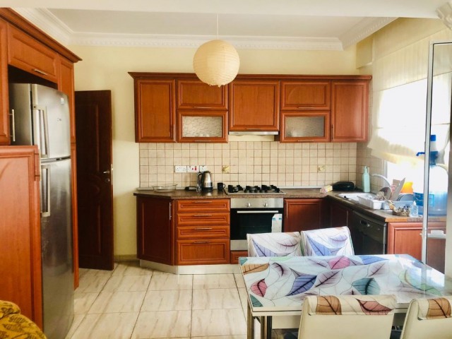 Girne Merkez Jasmine Court bölgesinde güzel deniz manzaralı 3 + 1 kiralık daire.  Akdeniz'e sadece 50m