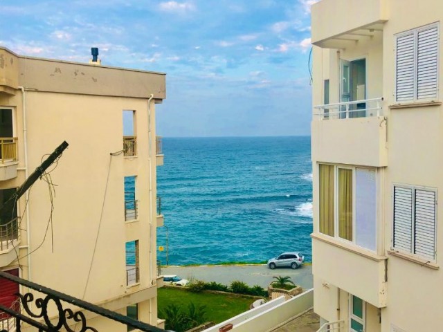 Girne Merkez Jasmine Court bölgesinde güzel deniz manzaralı 3 + 1 kiralık daire.  Akdeniz'e sadece 50m