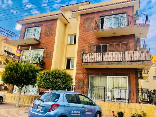 Girne Merkez Jasmine Court bölgesinde güzel deniz manzaralı 3 + 1 kiralık daire.  Akdeniz'e sadece 50m