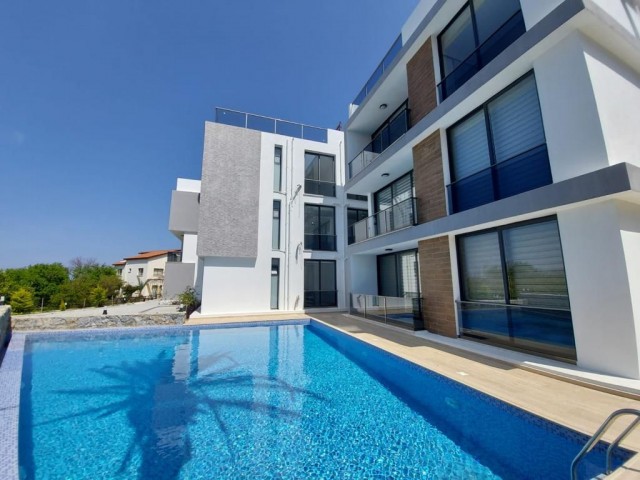 2+1 penthouse oder Gartenwohnung zum Verkauf auf dem Gelände mit Pool in Kyrenia, Region Lapta. ** 