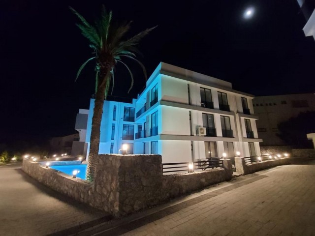 2+1 penthouse oder Gartenwohnung zum Verkauf auf dem Gelände mit Pool in Kyrenia, Region Lapta. ** 