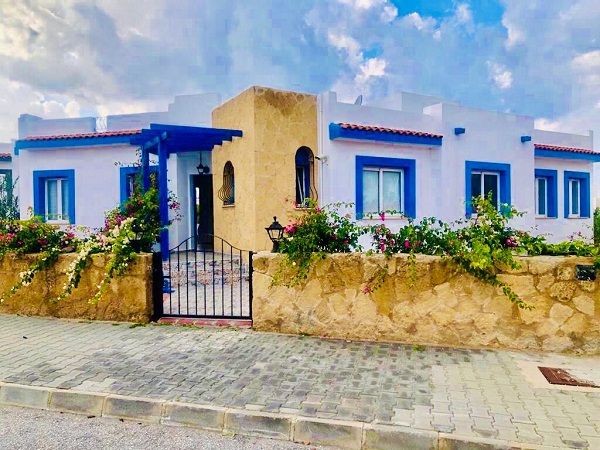 Akdeniz'e yürüyüş mesafede TATLISU'da haftalık  kiralık  3 + 1 villa!