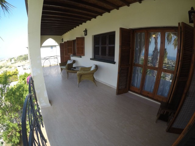 5+1 villa for rent in Edremit 