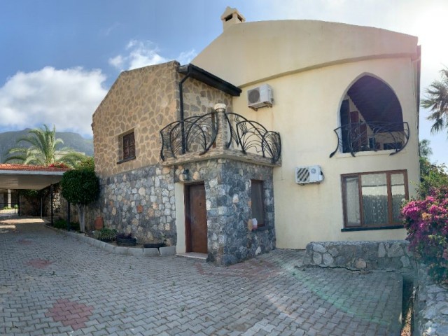 5+1 villa for rent in Edremit 