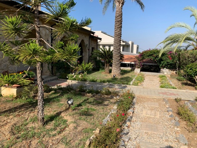 5+1 villa for rent in Edremit 