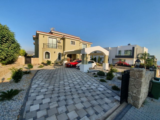 5+1 luxury villa for sale in Çatalköy