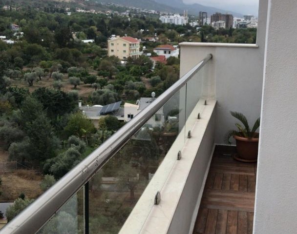 Girne Merkez'de kiralık 2+1 lüks penthouse , Muhteşem Dağ Manzaralı 