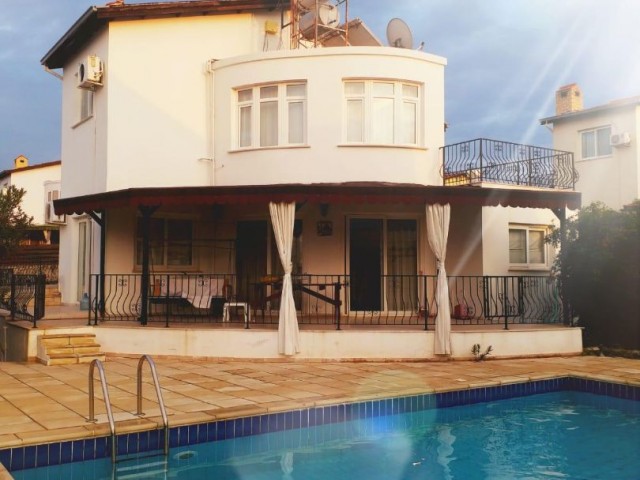 Esentepe'de satılık 4+1 villa, denize sifir 