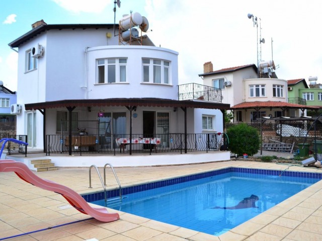 Esentepe'de satılık 4+1 villa, denize sifir 