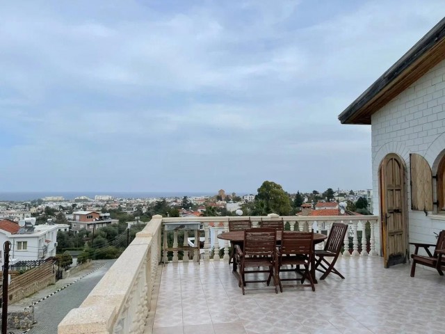 Alsancak'ta satılık muhteşem 5+2 villa 