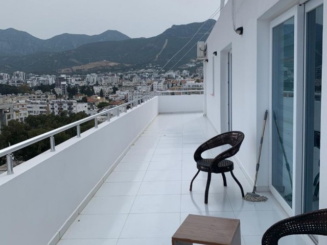 Girne Merkez'de satılık  3+1 penthouse daire, Mükemmel Deniz ve Dağ Manzaralı