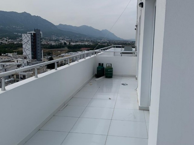 Girne Merkez'de satılık  3+1 penthouse daire, Mükemmel Deniz ve Dağ Manzaralı