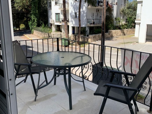 Geräumige, gepflegte 3 + 1 Wohnung zum Verkauf im Zentrum von Kyrenia, einfacher Zugang überall !!!!!!! ** 