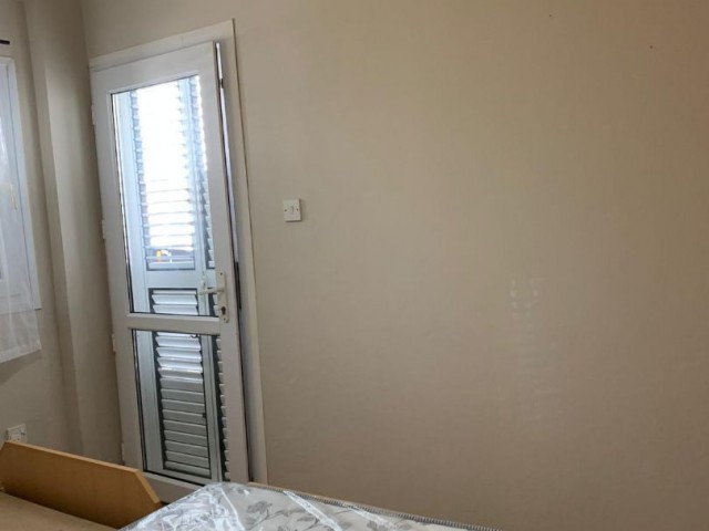 Geräumige, gepflegte 3 + 1 Wohnung zum Verkauf im Zentrum von Kyrenia, einfacher Zugang überall !!!!!!! ** 