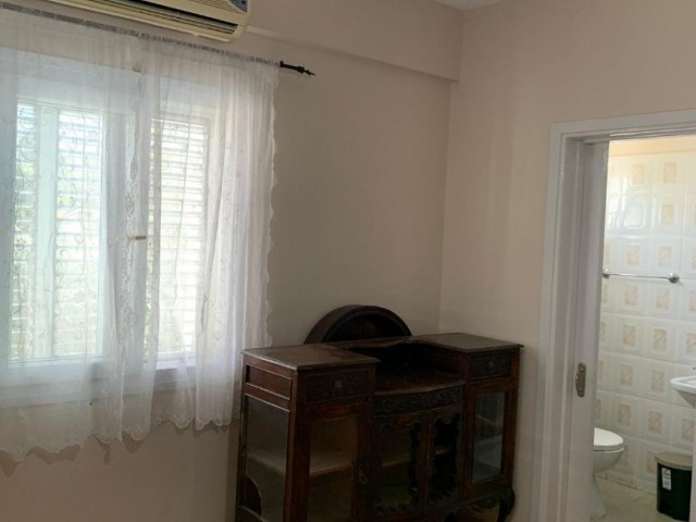 Spacious 3+1 flat for sale in Girne Center, easy access to everywhere!!!!!!!